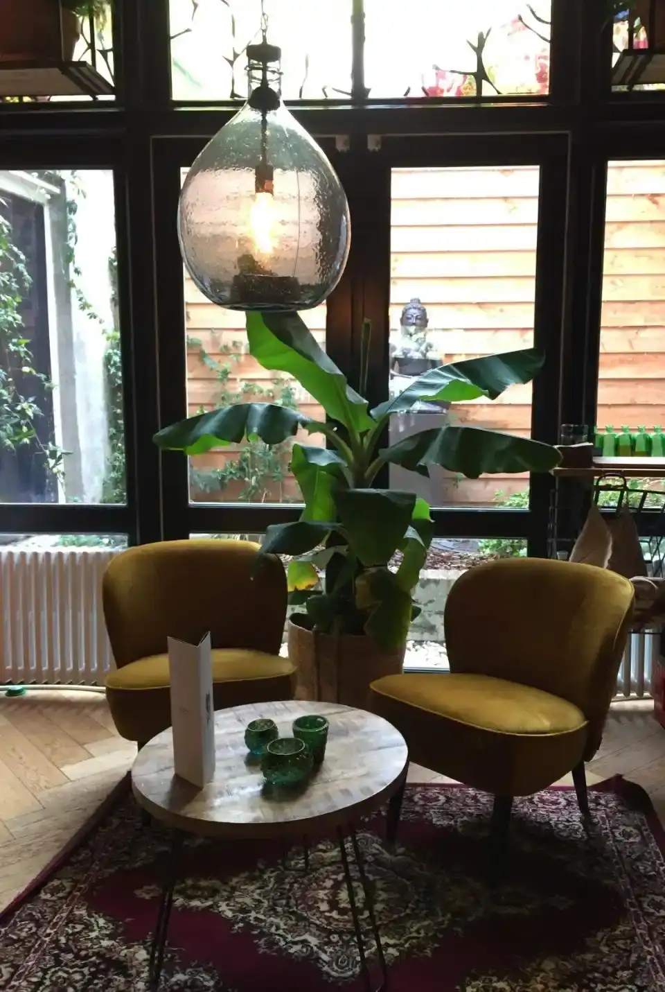 Twee stoelen met klein tafeltje in restaurant